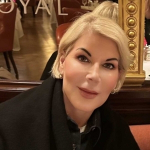 michelle-paris-booth-mirror-behind