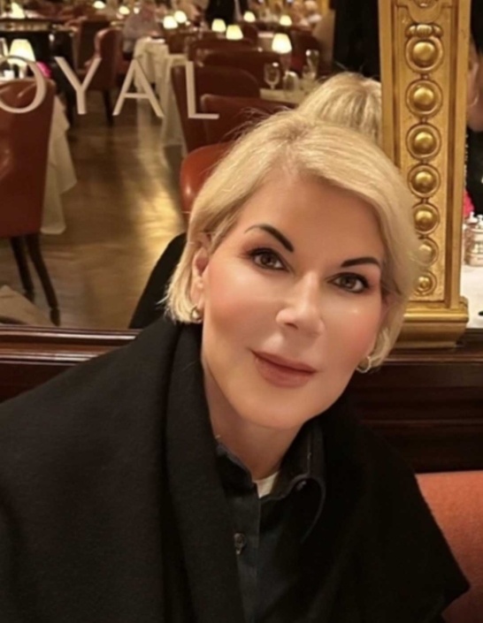 michelle-paris-booth-mirror-behind