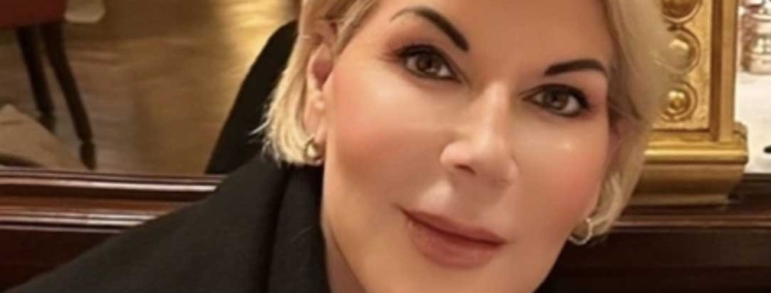 michelle-paris-booth-mirror-behind